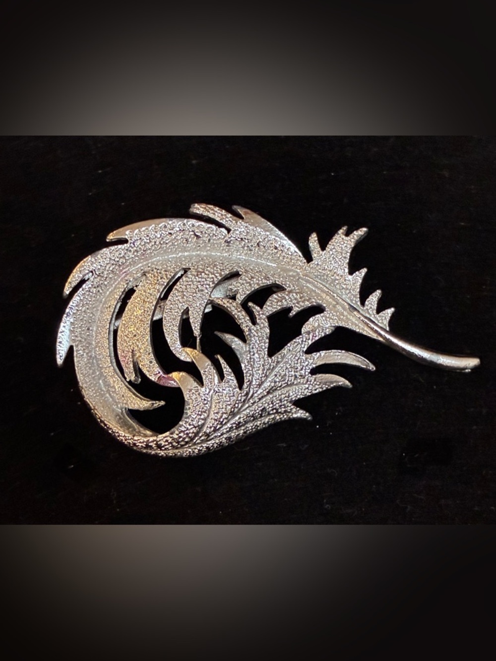 Vintage Leaf Motif Curve 3D Elegant
 Brooch silver tone